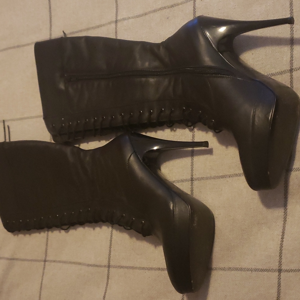 David Serrano, Black high heel boots, size 8